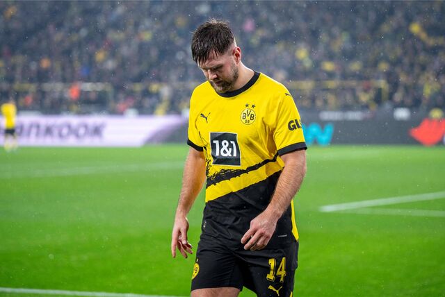 Niclas Füllkrug schaut Richtung Boden.