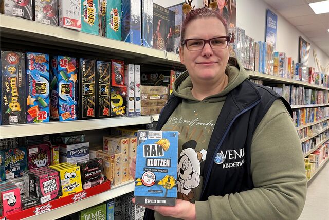 Kerstin Trommler mit dem Spiel Ranklotzen in der Hand.