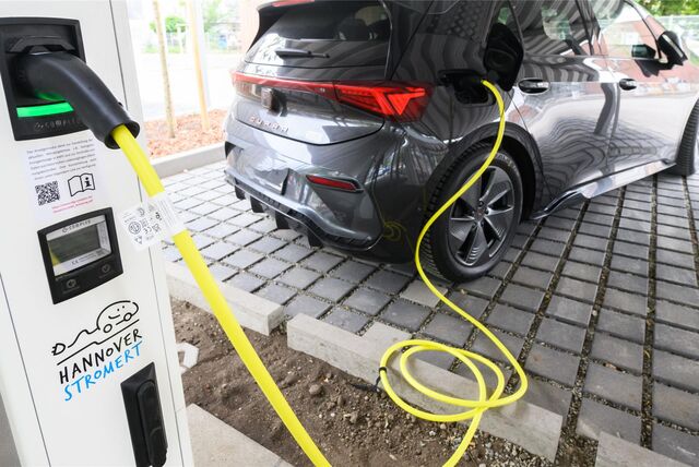 Ein Cupra-Elektroauto lädt an einer Ladesäule.