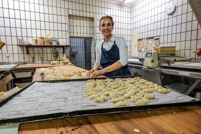 Gabriele Schürk rollt italienisches Mandelgebäck in der Backstube ihrer Bäckerei in Recklinghausen-Süd