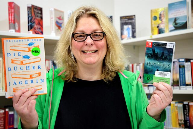 Freu zeigt Bücher.