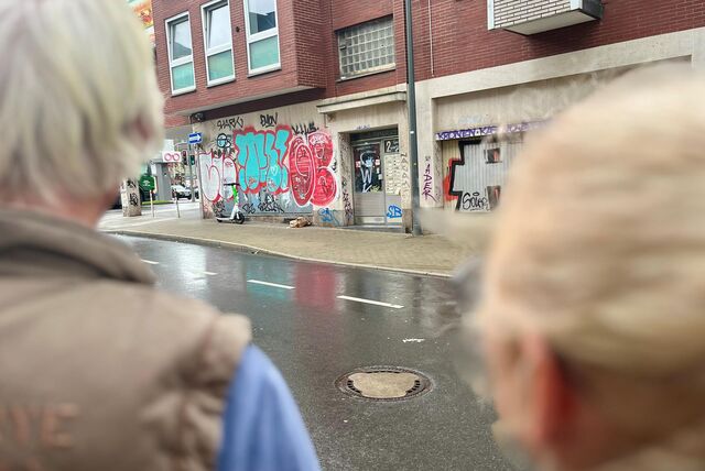 Ulrich und Christiane schauen auf den Eingang des Hauses, das aus ihrer Sicht die gesamte Nachbarschaft verdirbt.