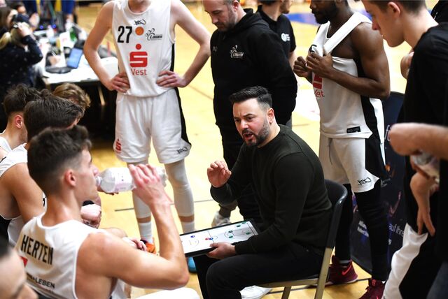 Basketball Regionalliga West Saison 2023/2024. Robin Singh, Trainer der Hertener Löwen, während einer Auszeit.