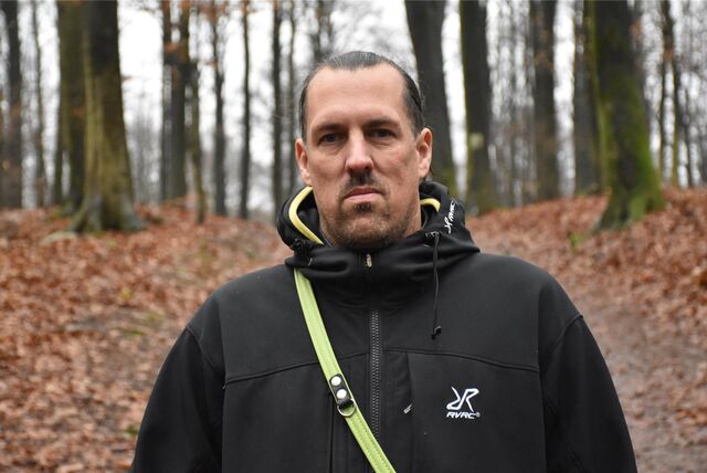 Marc Poredda steht auf einem Waldweg bei Dortmund-Berghofen.