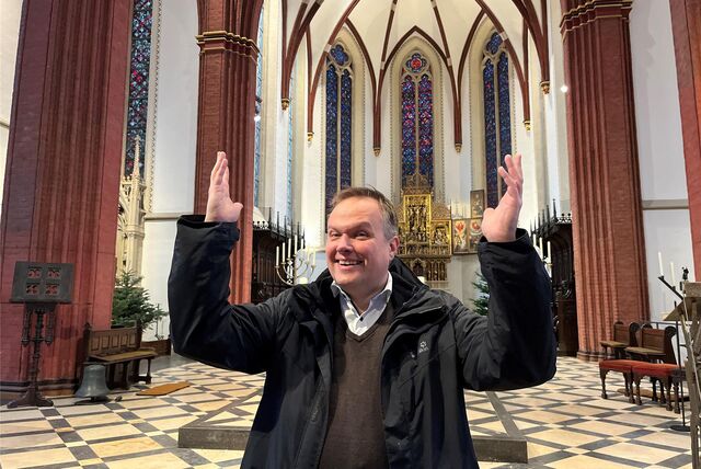 Pfarrer Michael Ostholthoff im Altarraum der Sixtus-Kirche