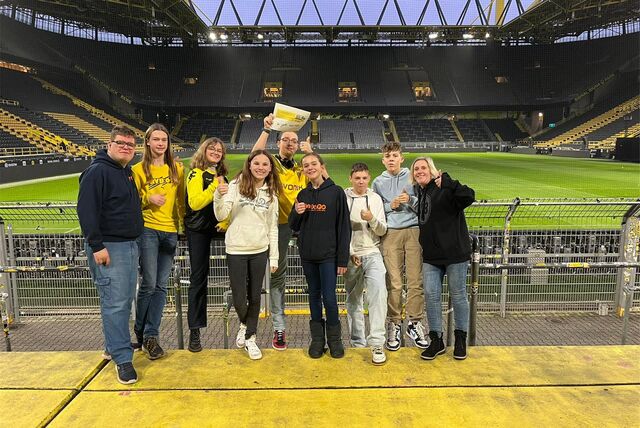Kinder im Stadion