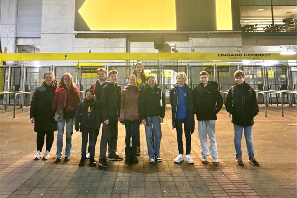 Kinder vor Stadion Kinder vor Stadion