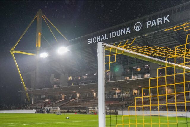 Die Haupttribüne des Stadions Rote Erde.