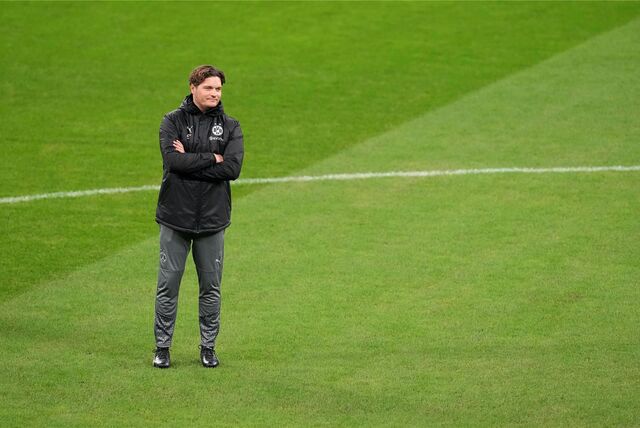 Edin Terzic steht auf dem Trainingsplatz.