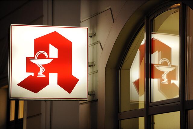 Ein Apotheken-Zeichen ist an einer Apotheke in Hamburg zu sehen