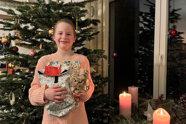 Alma Plüß vor dem Weihnachtsbaum