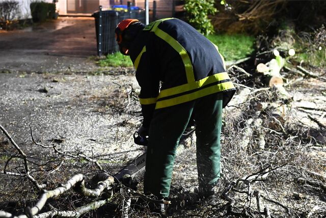 Feuerwehrleute waren am Donnerstag lange im Einsatz, um Sturmschäden zu beseitigen. Auch am Freitag ist noch keine Entspannung in Sicht.