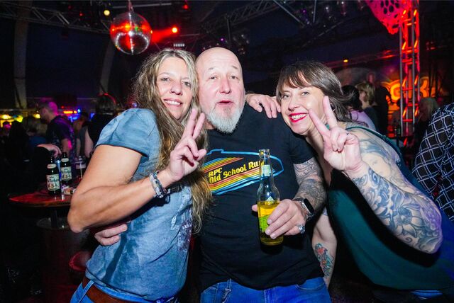 Eine Gruppe von jungen Leuten feiert im Moondock in Recklinghausen.