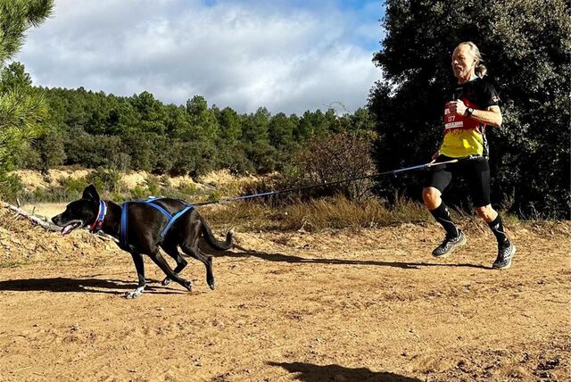 Ingo Damnitz aus Marl rennt mit seinem Hund Enzo über das Gelände der CaniX Weltmeisterschaft in Olvega/Spanien.