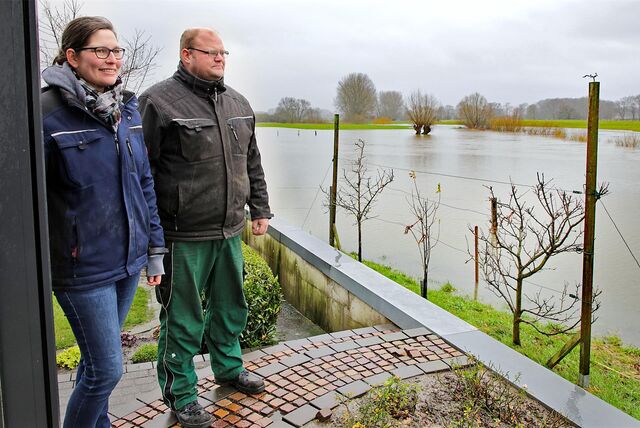 Bei Landwirt Tobias Beermann und seiner Frau Sandra steht die Lippe inzwischen vor Terrasse und Wintergarten.