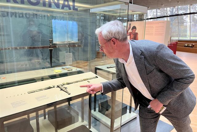 Museumsleiter Dr. Josef Mühlenbrock vor der Vitrine mit dem Legionärsdolch