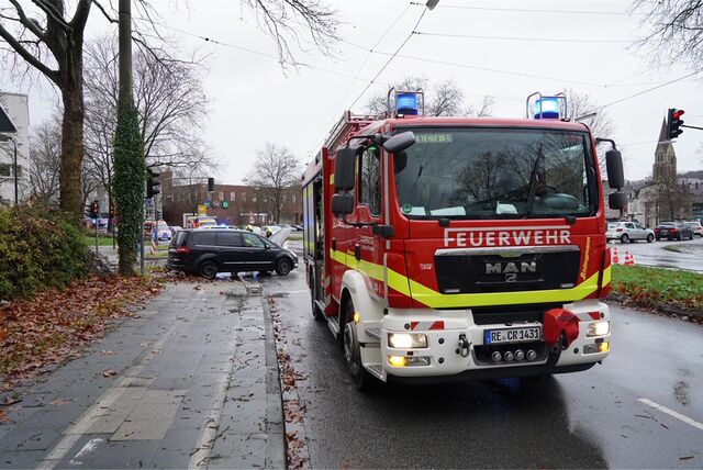 Zu sehen ist ein Feuerwehrfahrzeug vor der Kreuzung Erinstraße/Altstadtring in Castrop-Rauxel.