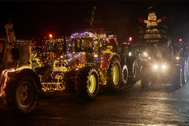 Weihnachtlich leuchtenden Trecker auf dem Flugplatz Loemühle.