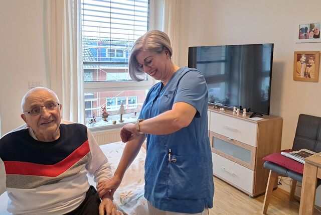 Auch das gehört für Barbara Lukowicz zu Heiligabend: Pulsmessen beim Senior Horst Pollack.