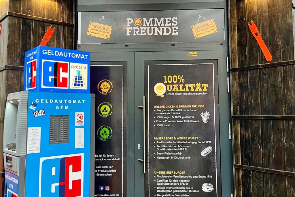 An der Eingangstür des Lokals an der Ecke Brückstraße / Gerberstraße weist Pommes Freunde bereits auf die Übernahme und den Umbau hin. An der Eingangstür des Lokals an der Ecke Brückstraße / Gerberstraße weist Pommes Freunde bereits auf die Übernahme und den Umbau hin.