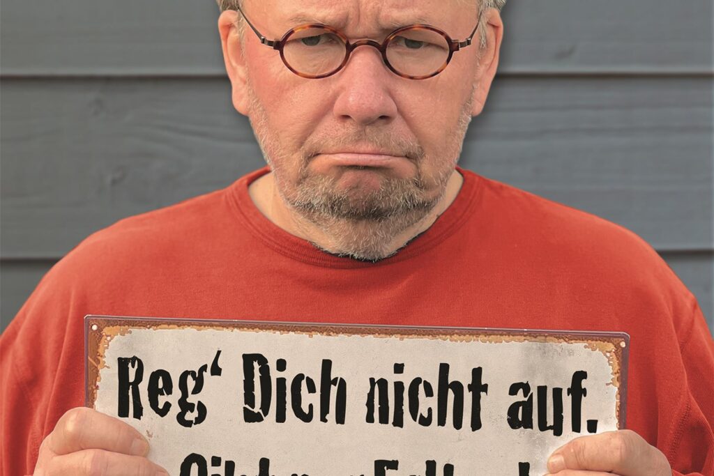 Comedian Bernd Stelter hält ein Schild mit der Aufschrift Comedian Bernd Stelter hält ein Schild mit der Aufschrift