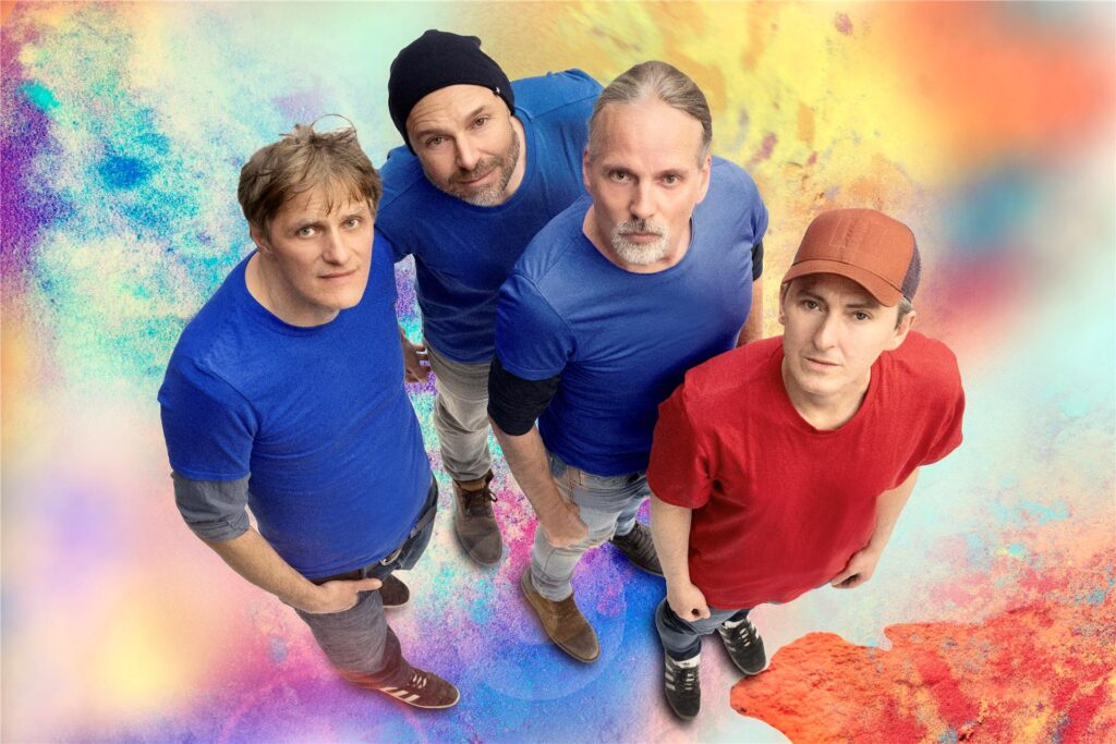 Die vier Musiker Coldplay-Tribute-Band Goldplay stehen nebeneinander und blicken in die Kamera. Die vier Musiker Coldplay-Tribute-Band Goldplay stehen nebeneinander und blicken in die Kamera.