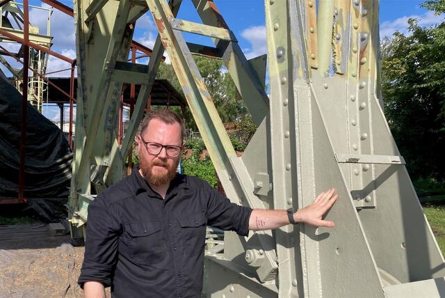 Restaurator Jan Deichsel am historischen Drehkran