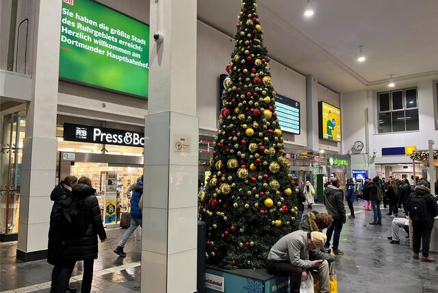In der Eingangshalle des Dortmunder Hauptbahnhofs befindet sich ein Weihnachtsbaum, der als Drogenversteck missbraucht wurde.
