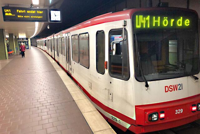 Auf der Stadtbahn-Linie U41 kommt es derzeit zu einer Störung, weil ein Auto im Gleis liegt