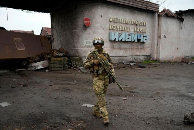 Ein russischer Soldat patrouilliert durch einen zerstörten Bereich des Iljitsch Eisen- und Stahlwerks Mariupol.