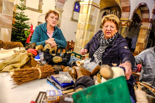Christiane Lück und Gerda Nowak suchen sich aus einem Berg an Figuren die richtigen Darsteller heraus.