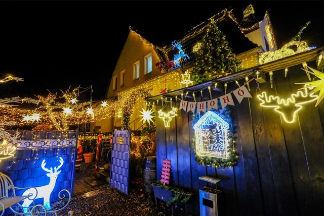 Ein weihnachtlich beleuchtetes Haus in Recklinghausen auf der Hillerheide.