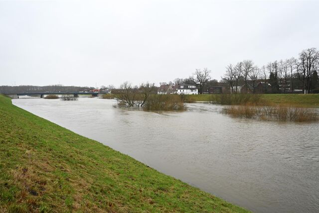 Wegen des anhaltenden Regens in den vergangenen Tagen führt die Lippe auch in Dorsten Hochwasser.