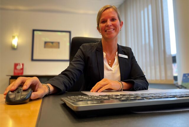 Stefanie Eberhardt (geboren im April 1982) tritt im Alter von 42 Jahren im Juli 2024 in den Vorstand der Sparkasse Vest Recklinghausen ein. Sie ist dann Chefin von 1100 Beschäftigten.