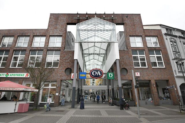 Zu sehen ist der Haupteingang des Einkaufszentrums Widumer Platz in der Castroper Altstadt.