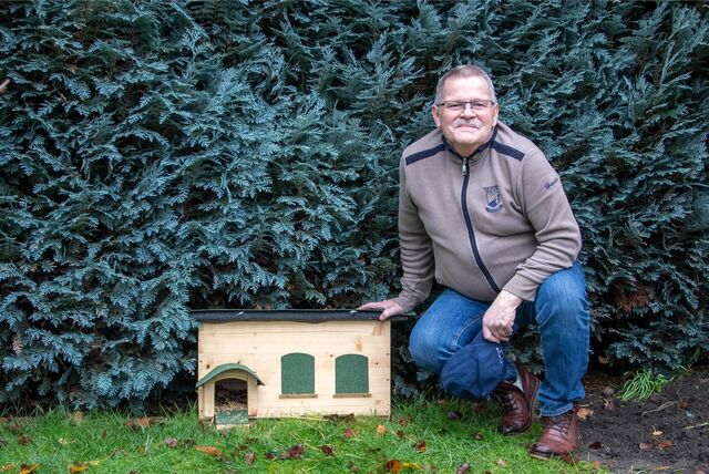 Der Ickerner Joachim Schüer hat ein Igelhaus im Garten, sein Wintergast ist bereits eingezogen.
