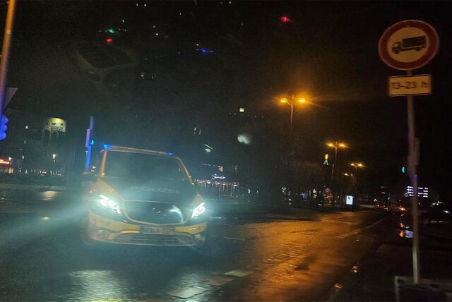 Die Polizei ist derzeit mit vielen Kräften in der Innenstadt im Einsatz, einige Straßen sind gesperrt.