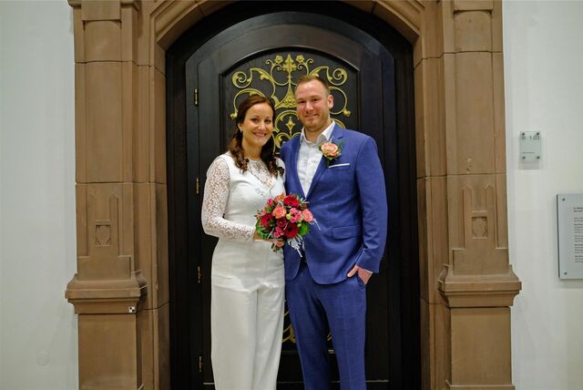 Katharina Klann und Oliver Kiedrowski stehen vor dem Standesamt.