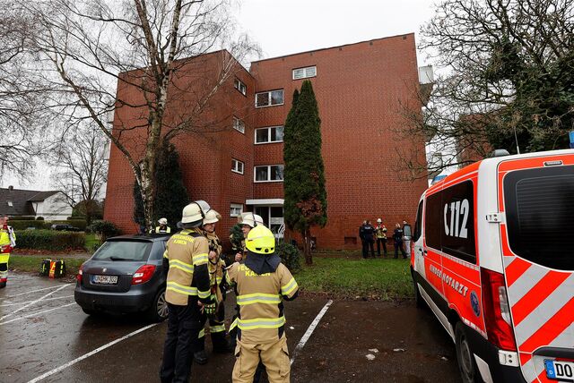Mehrere Rettungskräfte stehen an Heiligabend (24.12.) vor einem Haus an der Blumenstraße in Kamen. Hier wurde zuvor CO-alarm ausgelöst.