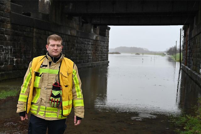 Feuerwehr-Einsatzleiter Tobias Wagner nahe der Dorstener Eishalle, an der überfluteten Unterführung zum Yachthafen.