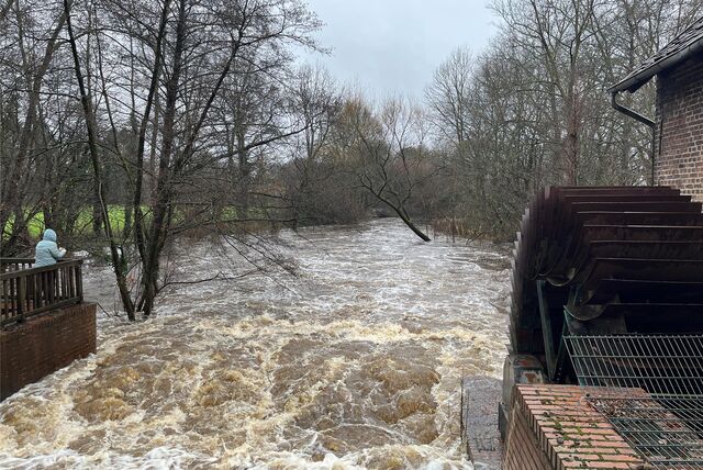 Wasser mit weißen Schaumkronen ist an der Sythener Mühle zu sehen.