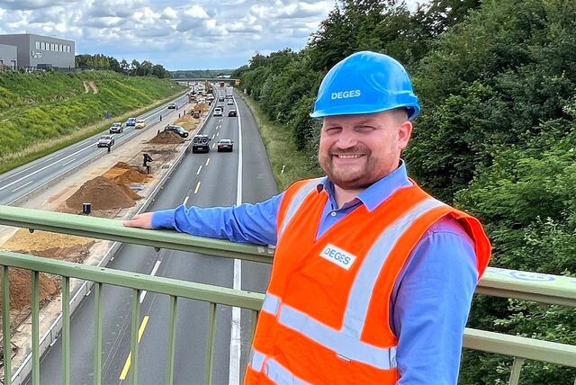 Deges-Projektleiter Paul Rehbein steht auf einer Autobahnbrücke.