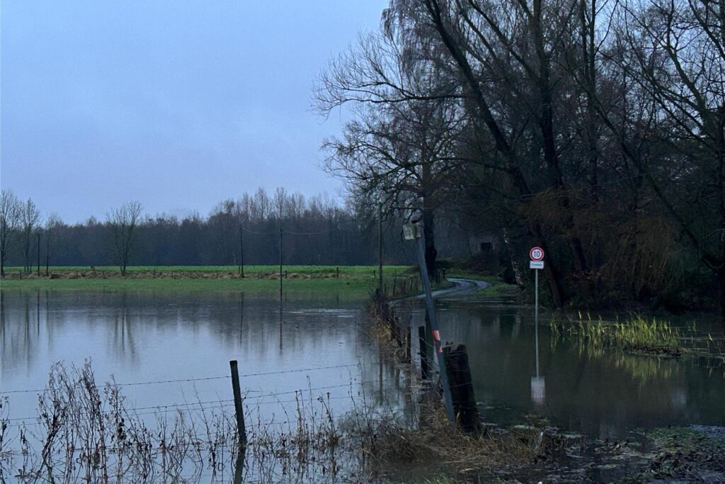 Überflutete Wiesen und Felder im Bereich der Borker Straße in Waltrop.