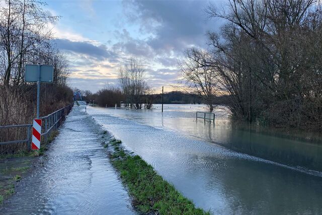 Wasser steht auf einem überspülten Abschnitt der Borker Straße (L809) in Waltrop.