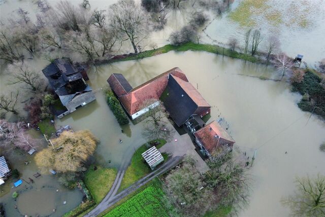 Ein von der Lippe überfluteter Teil der Borker Straße in Waltrop am Mittag des 2. Weihachtstags 2023.