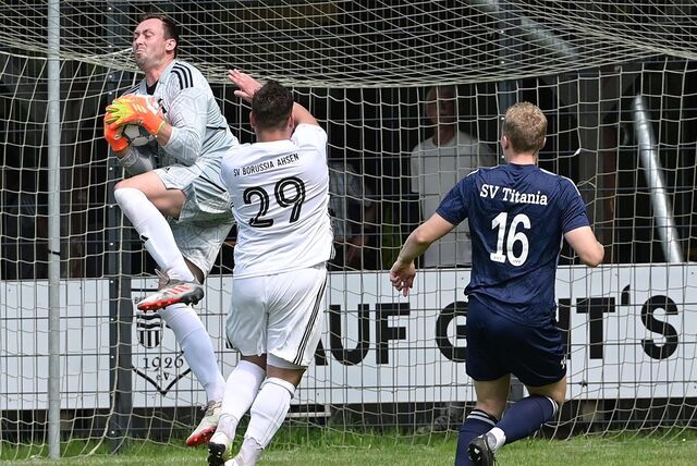 Titania-Torwart Björn Schlegel (l.) verletzte im Spiel beim VfB Waltrop schwer.