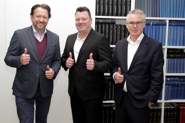 Die Geschäftsführer (v.l.) Jens Koch (Ev. Verbund Ruhr), Thomas Drathen (Ev. Stiftung Augusta) und Olaf Walter (Diakoniewerk Gelsenkirchen und Wattenscheid) besiegeln am 20.12.2023 den Zusammenschluss der evangelischen Träger zum Evangelischen Verbund Augusta Ruhr.