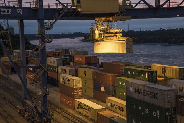 Am Hafen in Duisburg stapeln sich Container.
