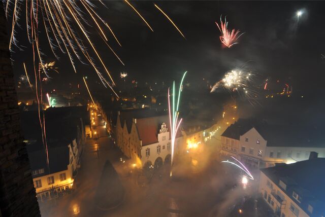 Bunte Lichter am Himmel, unten ist das alte Rathaus mit dem Marktplatz zu sehen.