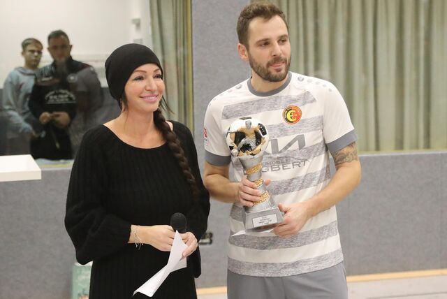 Stefan Oerterer, Spielführer der Spvgg. Erkenschwick, erhält von Silke Duis den Siegerpokal.